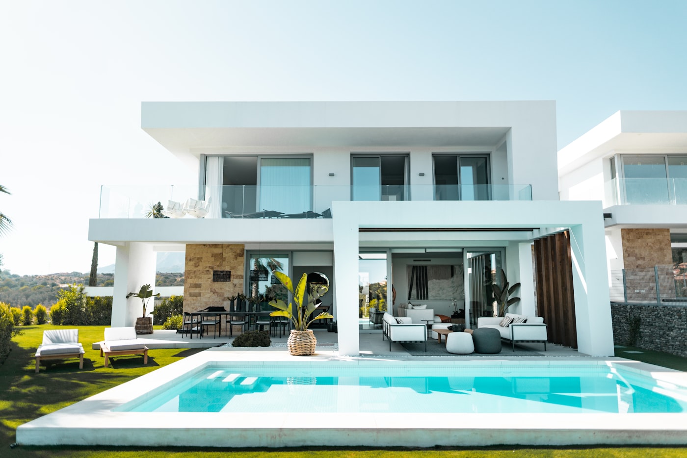 Villa avec piscine et vue dégagée